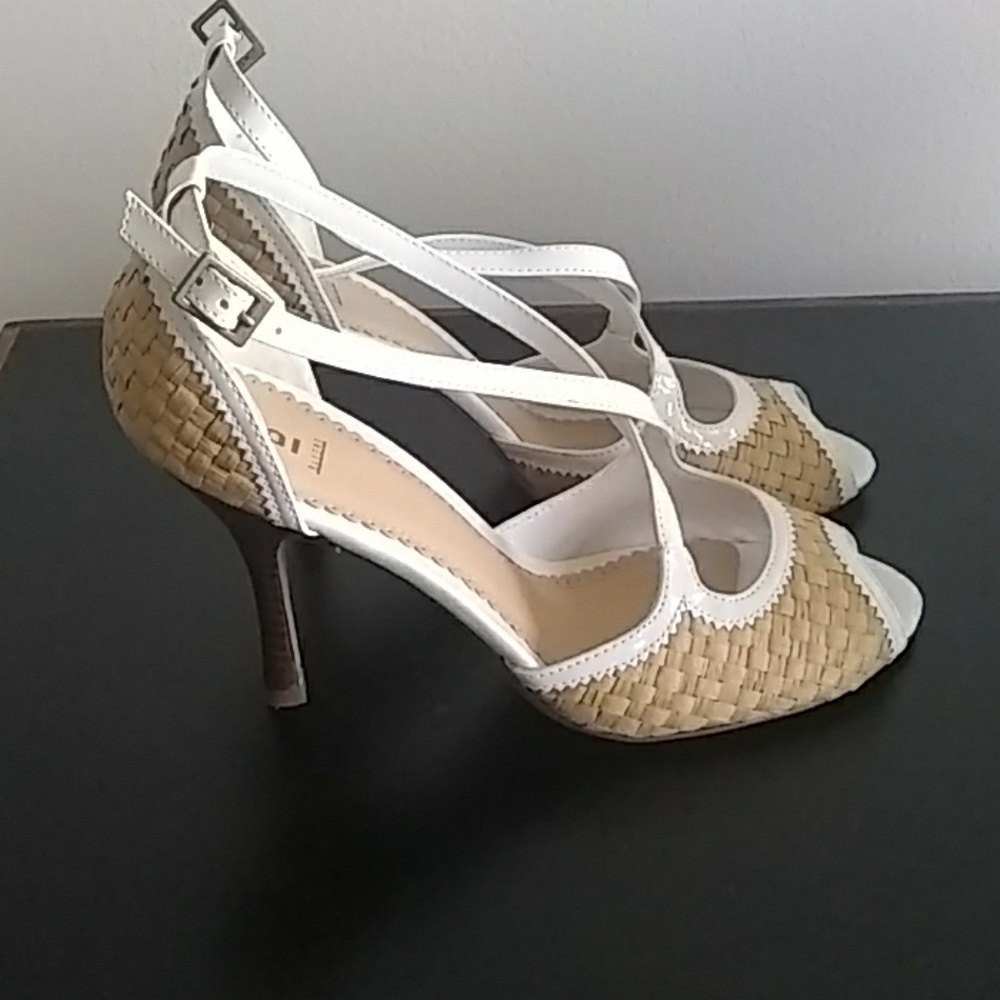 White heels - Picture 2 of 3